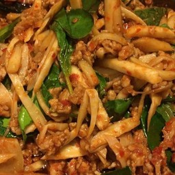 ผัดพริกเเกงใส่หน่อไม้เส้น (กับข้าว)