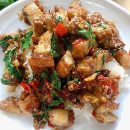 กระเพราหมูกรอบพริกแห้ง