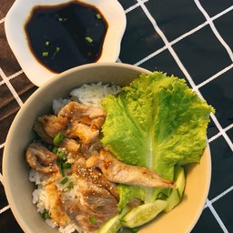 ข้าวหมูย่างเกลือน้ำจิ้มแจ่ว