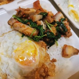ข้าวกะเพราหมูกรอบไข่ดาว