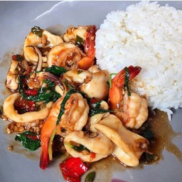 ข้าวกระเพราะทะเล Seafood basil rice