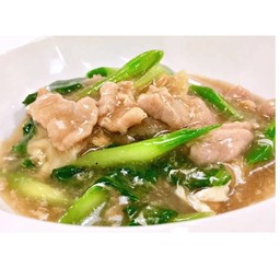 เส้นใหญ่ราดหน้าหมู Fried Rice Noodles with Pork in Thick Gravy
