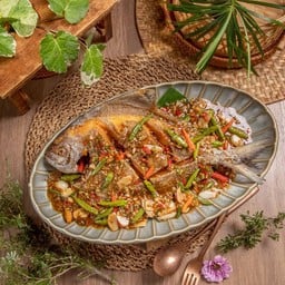 ปลาจาระเม็ดราดพริกขี้หนูสด