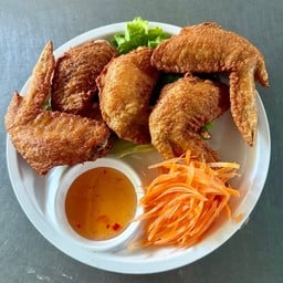 ปีกไก่ทอดจานเล็ก  Small plate of fried chicken wings