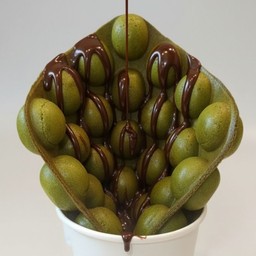 วาฟเฟิลมัทฉะ ราดช็อคโกแลต