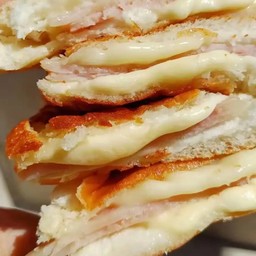 แซนวิชอบร้อนกรอบนอกนุ่มใน ใส้แฮมชีสเยิ้ม