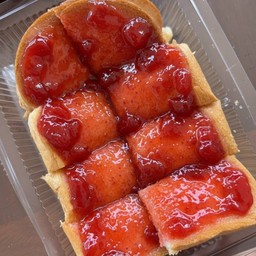 ขนมปังแยมสตรอวเบอร์รี่   ได้2แผ่นใหญ่