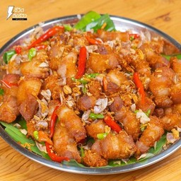 หมุคั่วพริกน้ำปลาราดข้าว