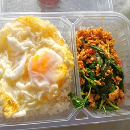 ข้าวกะเพราไก่สับไข่ดาว