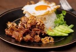 ทอดกระเทียมพริกไทยราดข้าว