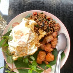 กะเพราเนื้อ เจ้าของร้าน