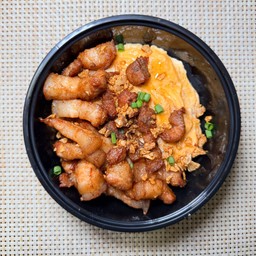 ข้าวไข่ข้นสามชั้นทอดกระเทียม