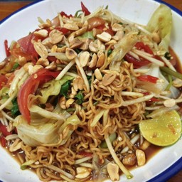 ตำซั่วมาม่าผักลวกถั่วคั่ว