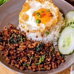 กระเพราหมูสับพริกแห้งไข่ดาว