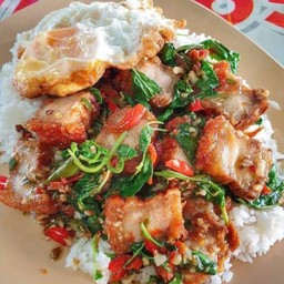 กระเพราหมูกรอบ + ไข่ดาว