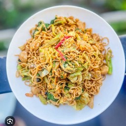 ผัดมาม่า Stir-fried instant noodles