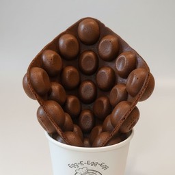 กรอบนอกนุ่มใน เข้มถึงใจ วาฟเฟิลช็อกโกแลตสูตรพิเศษของเรา ที่ทุกคำเต็มไปด้วยกลิ่นโกโก้แท้และความหวานละมุน คนรักโกโก้ต้องลอง