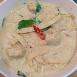 แกงเขียวหวานลูกชิ้นปลากรายเจ