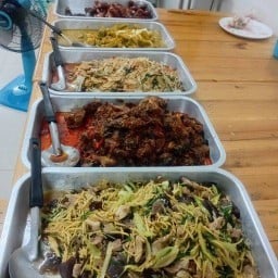 ข้าวแกงป้าตุ๋ย ปากซอยบ้านเอื้อ