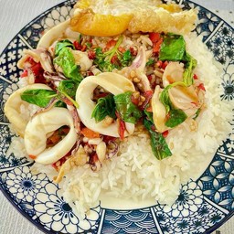 ข้าวราดเพราปลาหมึก