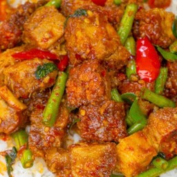หมูกรอบผัดพริกแกง