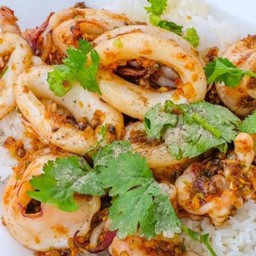 ข้าวปลาหมึกกระเทียม