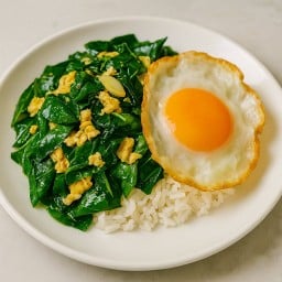 (เมนูพิเศษ) ข้าวราดใบเหลียงผัดไข่