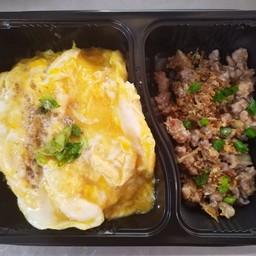 ข้าวไข่ข้นกะเพราหมูสับ