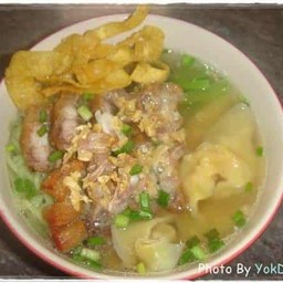 บะหมี่เกี๊ยวหมูกรอบ