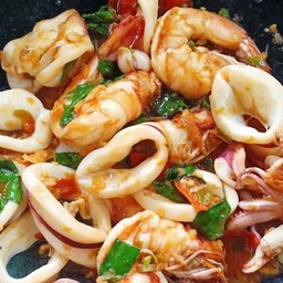 ข้าวกระเพรากุ้งปลาหมึก