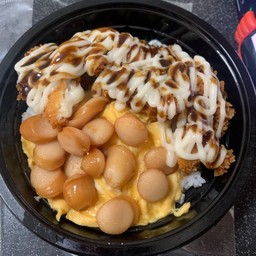 ข้าวไก่กรอบราดซอสทาโกะยากิน+ไข่ข้น+ไส้กรอกไก่