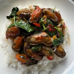 ข้าวหอยแมลงภู่ผัดโหระพา