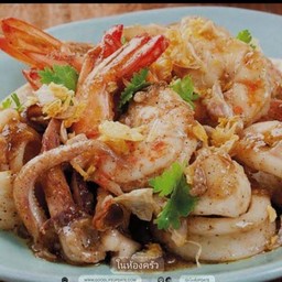 ข้าวกุ้งปลาหมึกกระเทียม