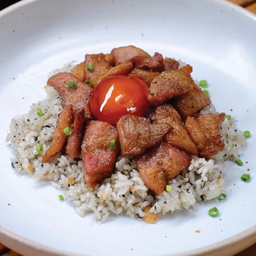 ข้าวผัดทรัฟเฟิล คอหมูทอด ไข่ดอง