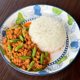 ข้าวผัดพริกแกงหมูสับ