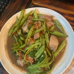 ผัดผักบุ้งกะปิสามชั้น