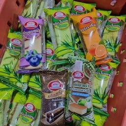 น้ำมะพร้าวและขนมปังสดใหม่ทุกวัน