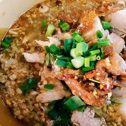 ก๋วยเตี๋ยวไก่ทอดต้มยำ
