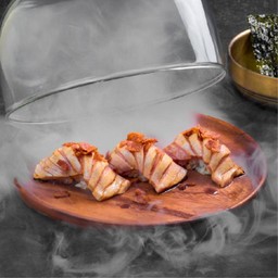 ซูชิปลาโอโทโร่รมควันและเบค่อน