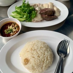 ข้าวมันไก่ท่านอ๋อง ม.ทักษิณ
