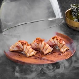 ซูชิปลาโอโทโร่รมควันและเบค่อน