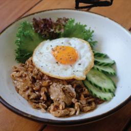 ข้าวหน้าหมูกระเทียม ไข่ดาว