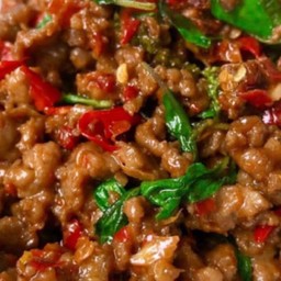 กะเพราเนื้อพริกแห้ง.ราดข้าว