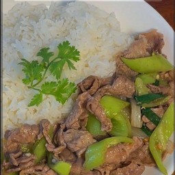 ข้าวหน้าผัดพริกหยวก หมูสไลด์ ทอปปิ้ง