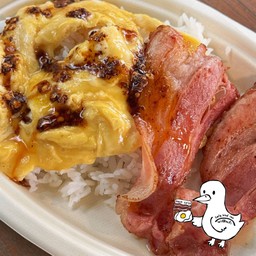 ข้าวราด สโมคเบค่อน + ไข่ขัน น้ำมันพริก