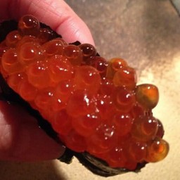 ซูชิไข่ปลาแซลมอน 1คำ