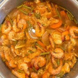 แกงส้มผักรวมกุ้งราดข้าว