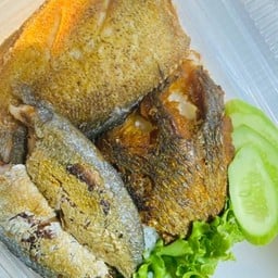 ข้าวปลานิลแกะ+ปลาทูแกะ+ปลาสลิด+ไข่เป็ดยางมะตูม