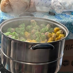 ขนมจีบ ซาลาเปา กุยช่าย หน้าไทยประกันชีวิต