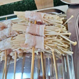 เห็ดเข็มทองพันหมูสไลด์